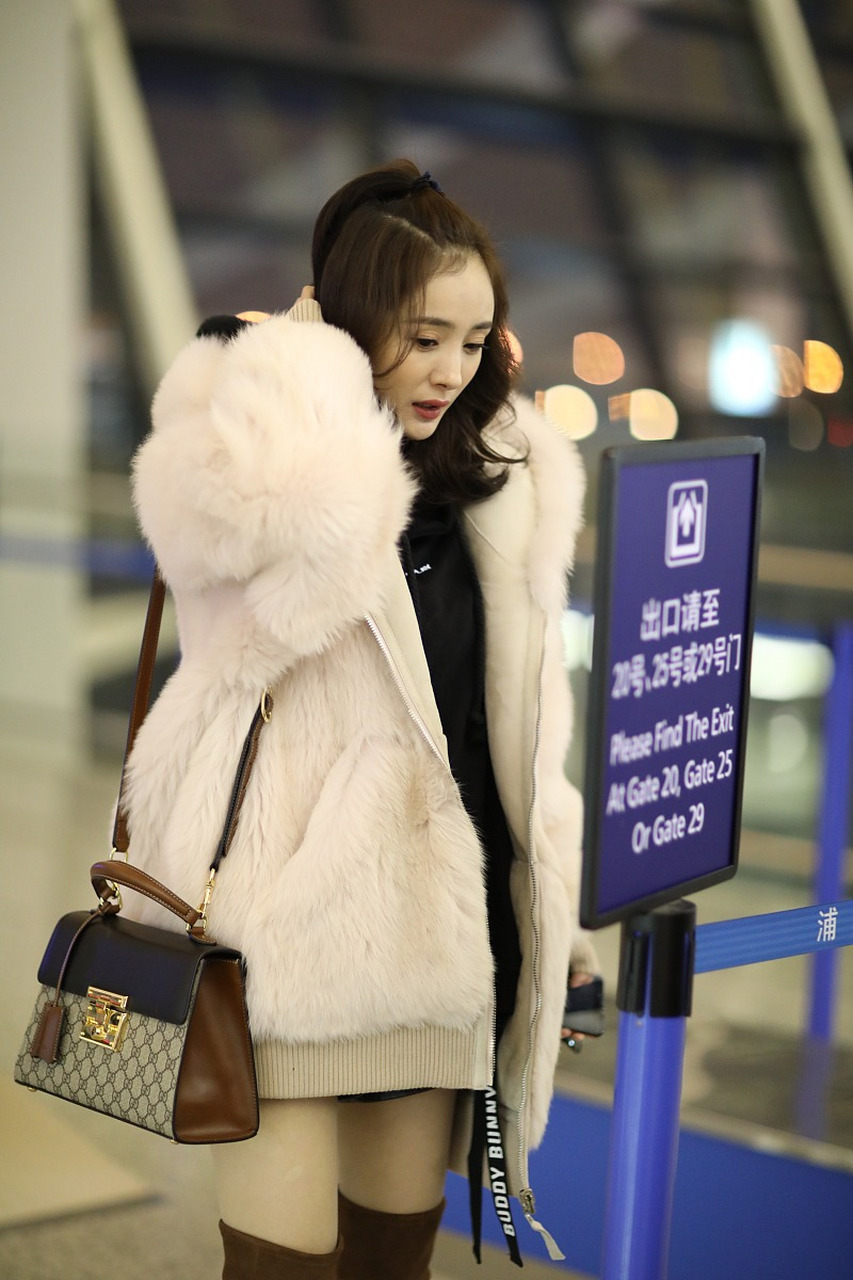 在冬日的阳光下,杨幂身着一件皮草大衣出现在机场,瞬间吸引了众人的