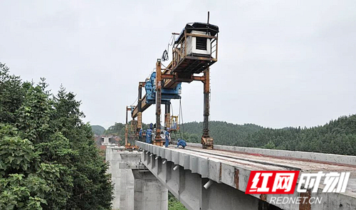 常宁:瓦松铁路全线铺轨架梁 计划年底前通车