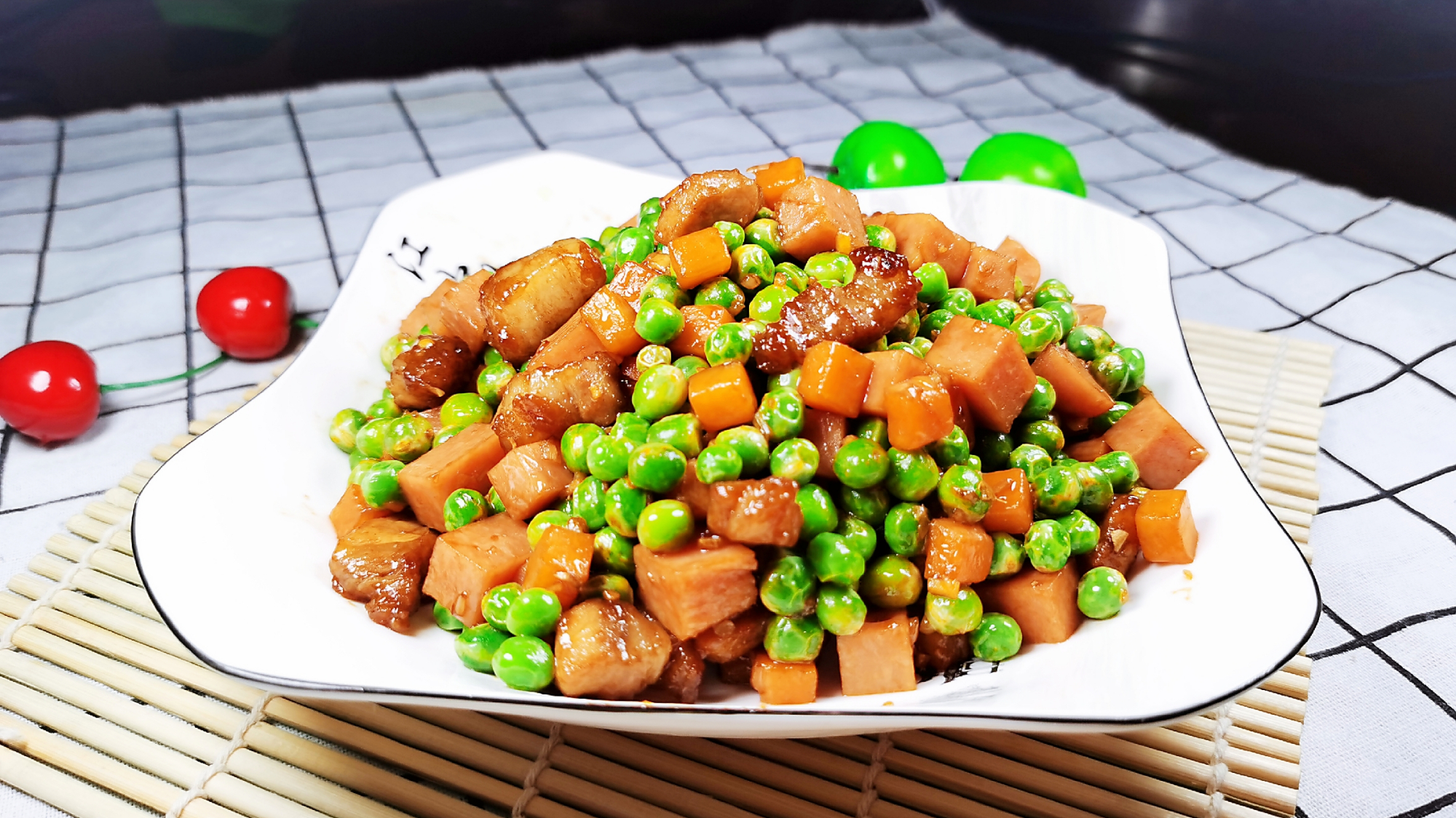 豌豆肉丁,清淡可口,鲜香味美,色泽碧绿,简单易做,老少皆宜