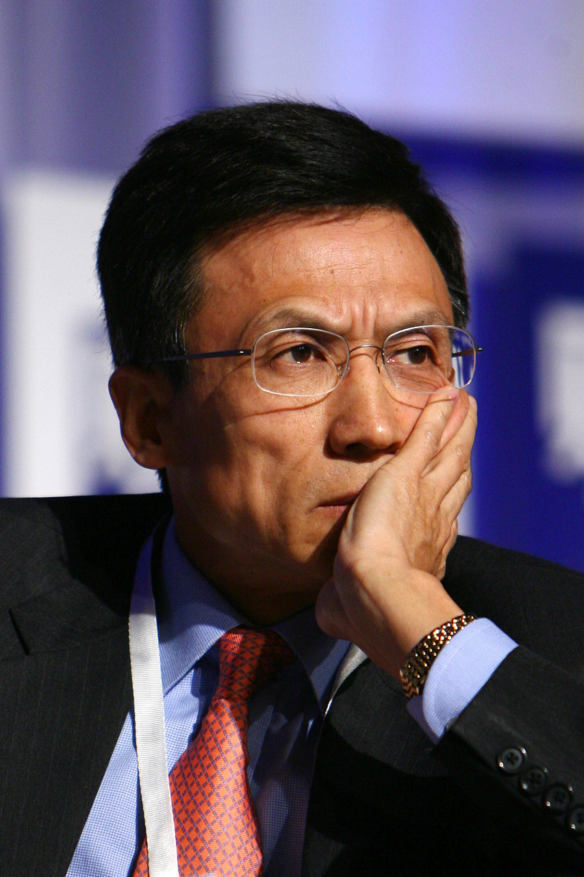 经济学家许小年在一次演讲中这样说道:"一个国家,半管制半市场的状态