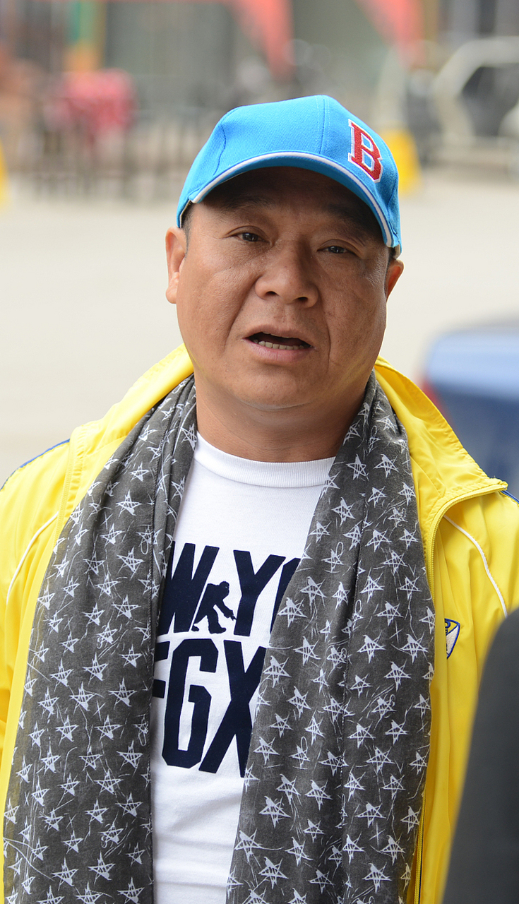 2016年,赵本山爱徒张小光,骑着一辆摩托车逃 费冲出收费站,被收费杆砸