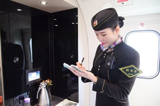 高铁美女列车长的工资到底有多少?揭秘真实收入,你绝对不知道!