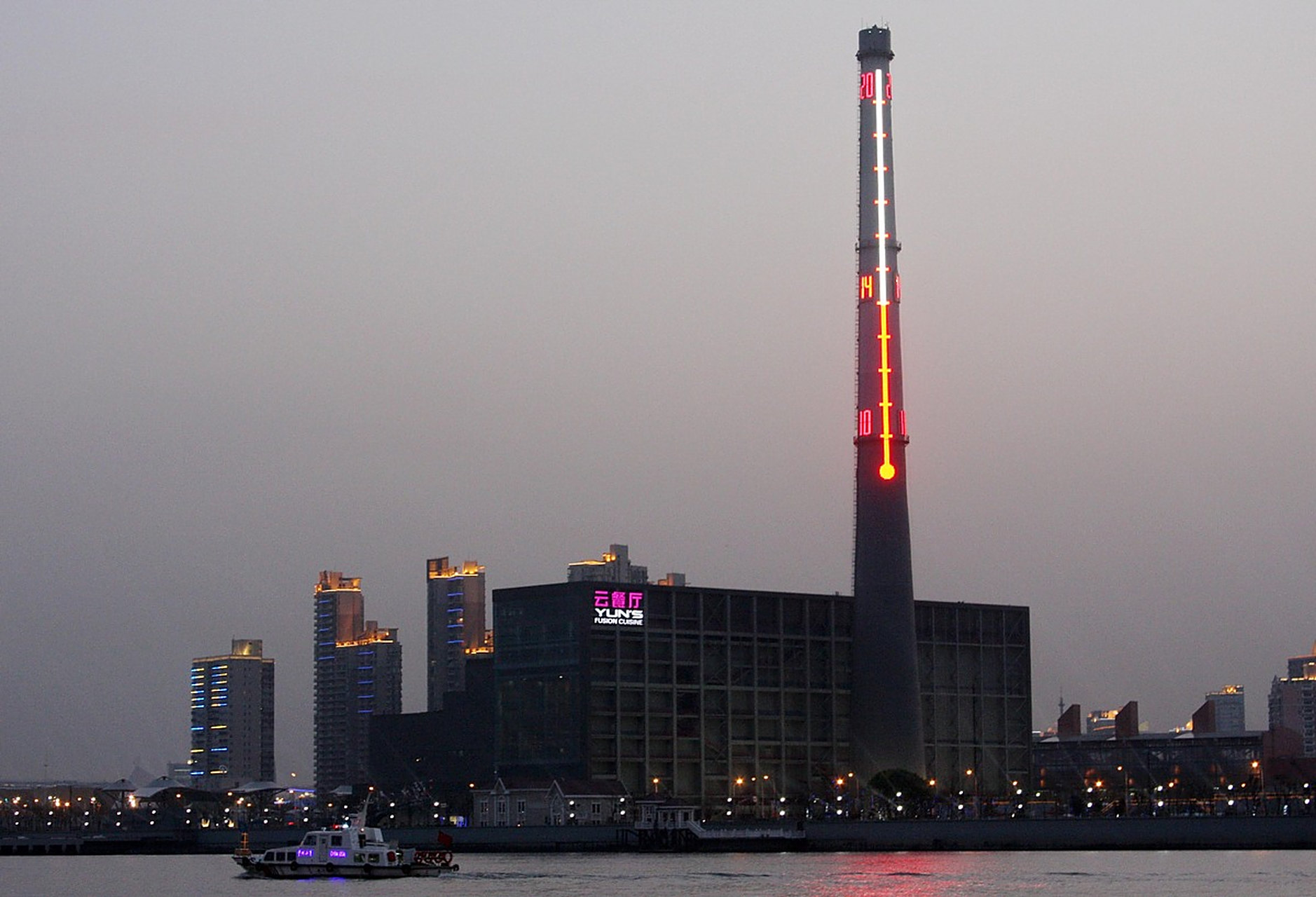 上海地标大烟囱上的温度计是一座标志性建筑,曾经是南市发电厂的工业