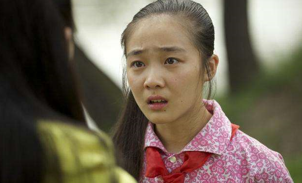 《暖春》中的"小花"长大了,如今21岁的她长相清秀,气质加倍