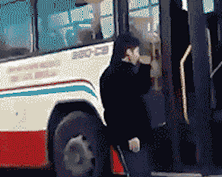 搞笑gif:小伙你这样是会被打的吧?小心下次没有公交车肯载你了!