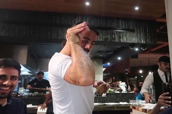 撒盐哥再度复出,迪拜开黄金牛排店,网友:这是又要火的节奏!