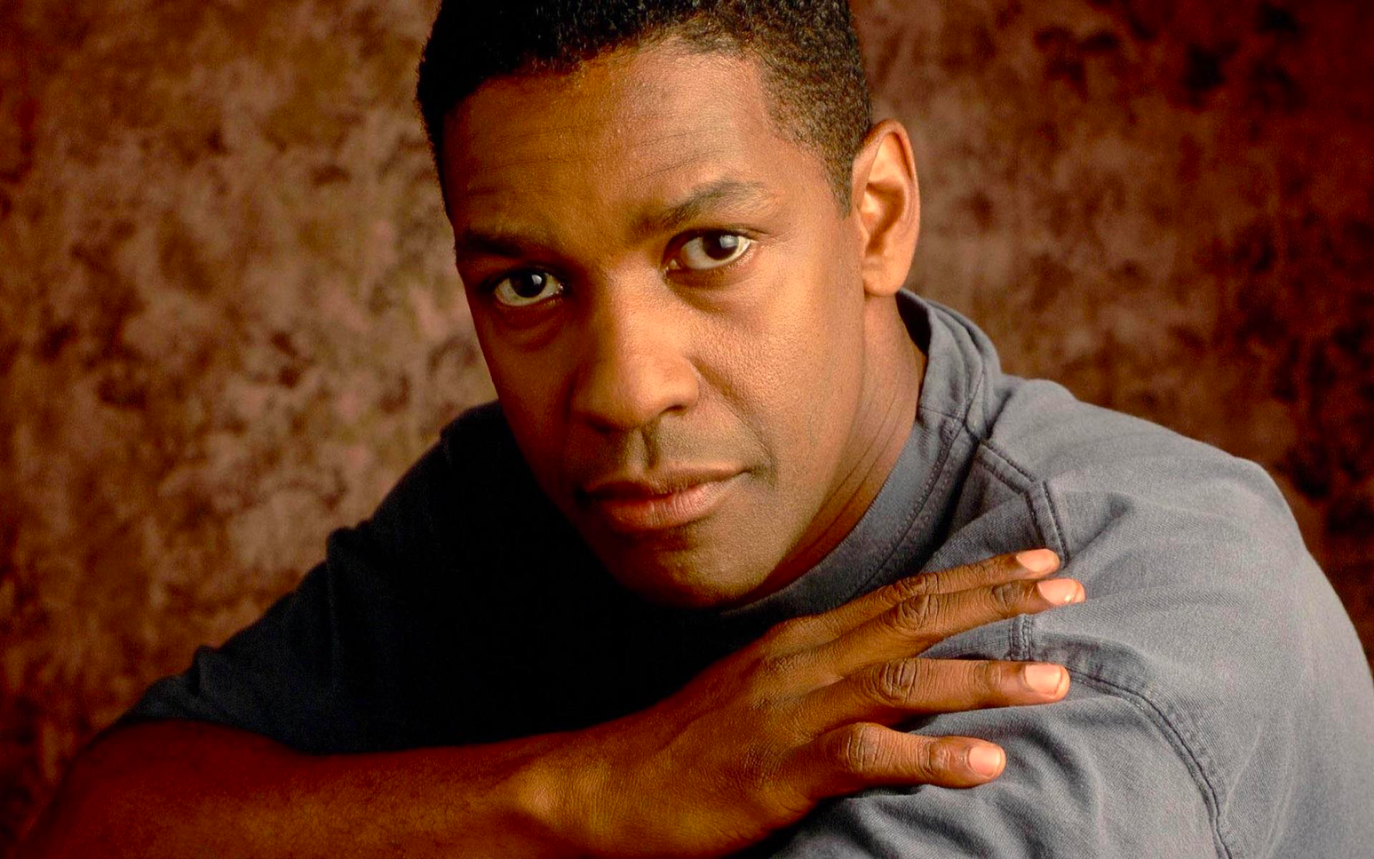 美国黑人演员丹泽尔·华盛顿64岁生日,曾塑造多个经典硬汉形象