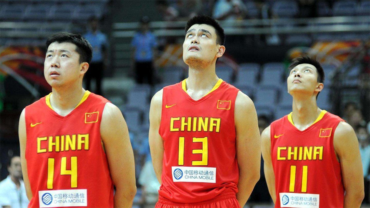 中国nba第一人,从"叛逃"到自我救赎,男篮缺少这样的球员
