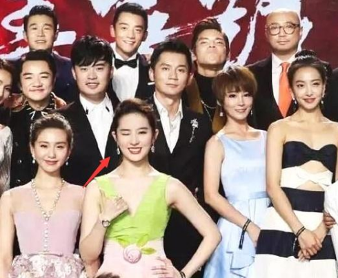 大家为什么不敢和刘亦菲合照,看王宝强他们的合照就知道为什么了