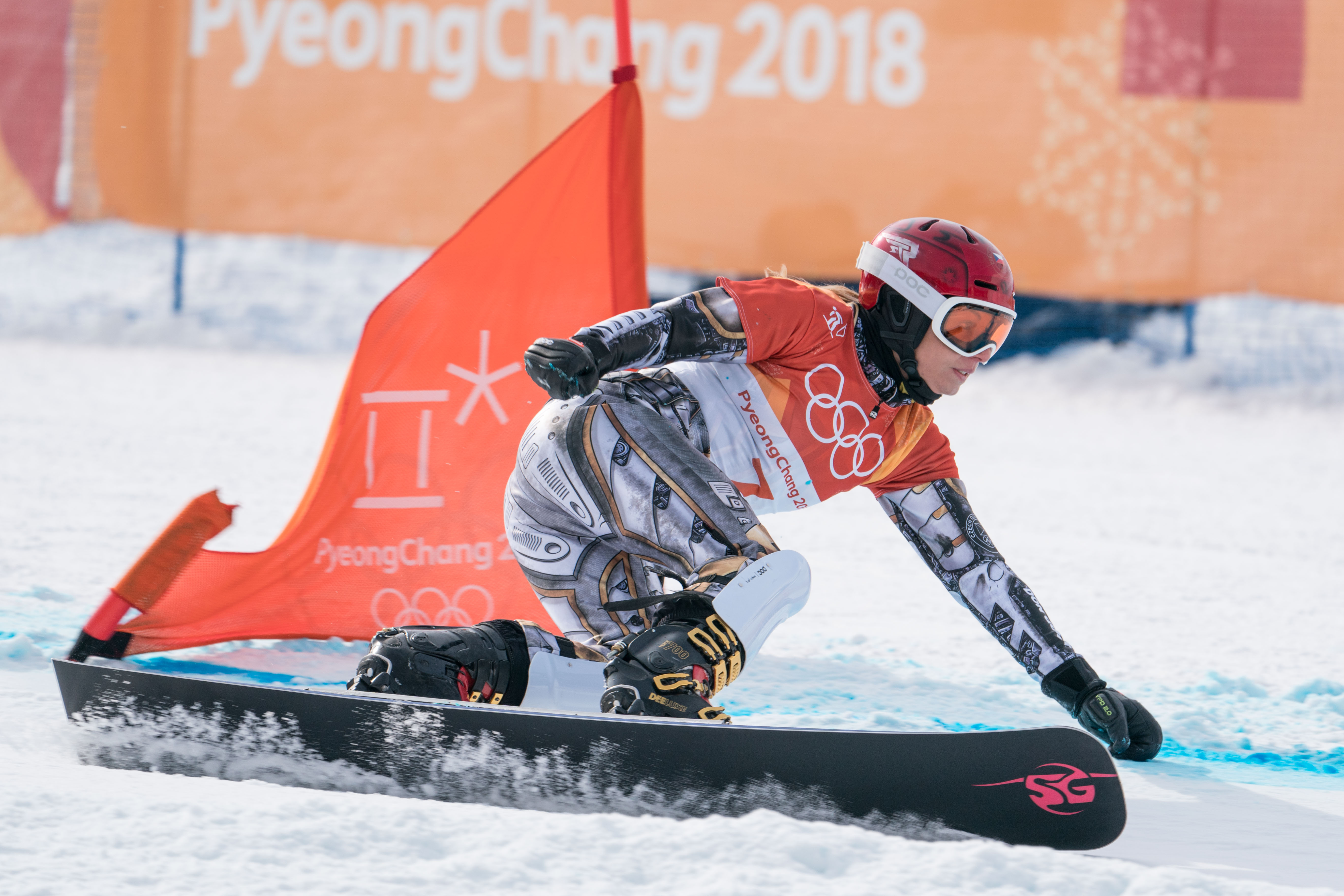 (冬奥会)(8)单板滑雪——女子平行大回转决赛:捷克选手夺冠