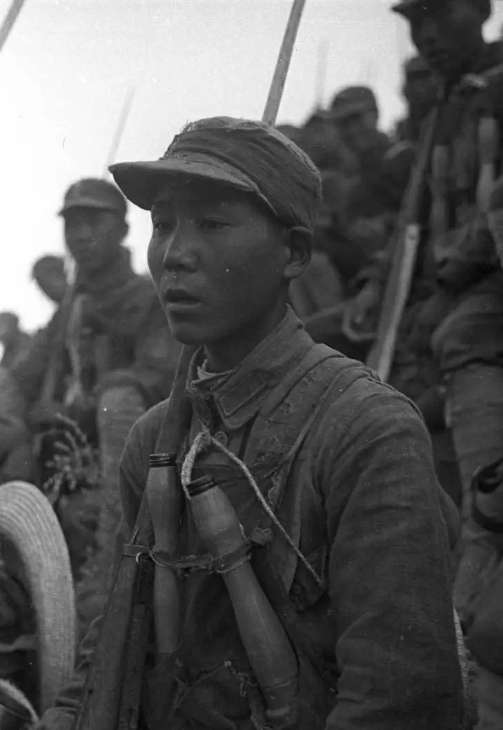 休息中的八路军战士,带各种帽子的都有.