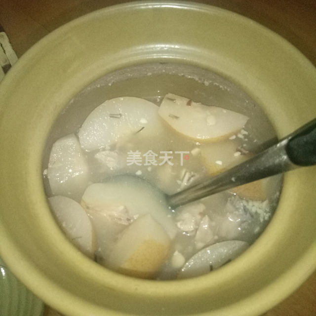 雪梨南北杏煲扇骨汤,清火止咳,还具有补中益气,滋润肌肤的