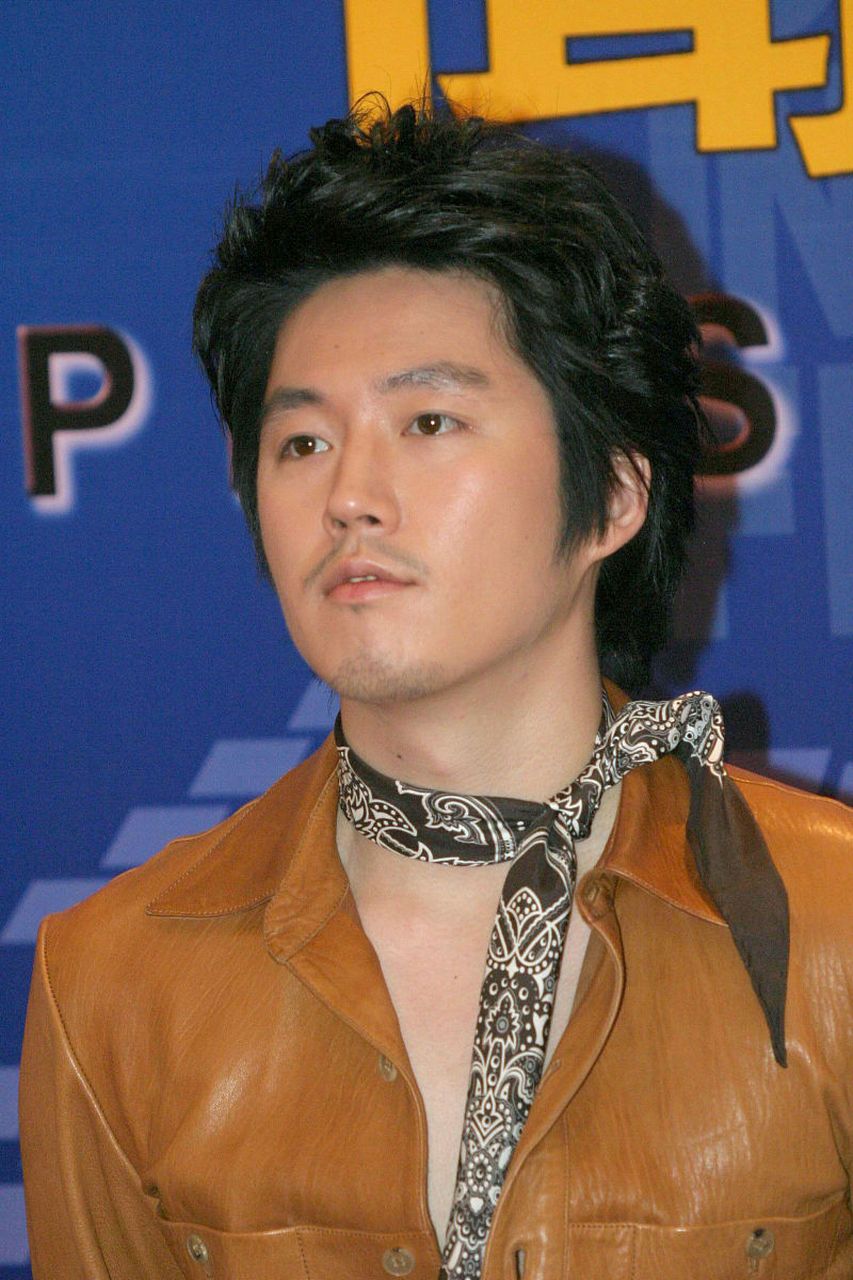 近日,韩国明星张赫首次公开了自己的家庭生活,并透露了一些鲜为人知的