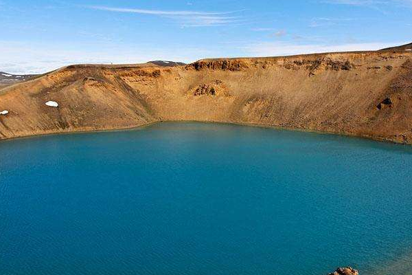 火山湖,傲立在长白山上,群峰之间,形成了一湖碧水!