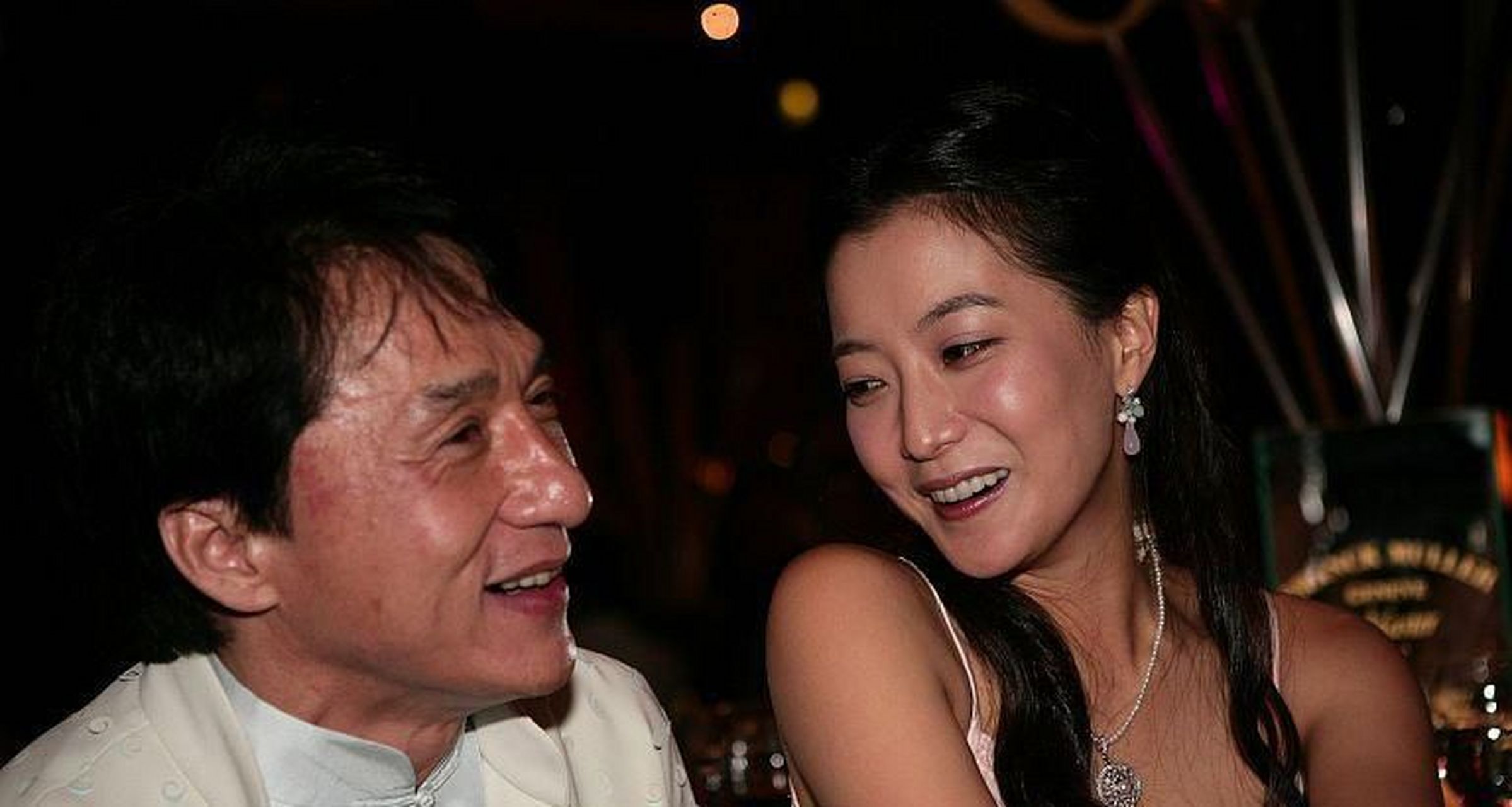 夜嗨泉城啤酒趴#成龙大家是大家比较喜欢和尊敬的演员,但是成龙早期