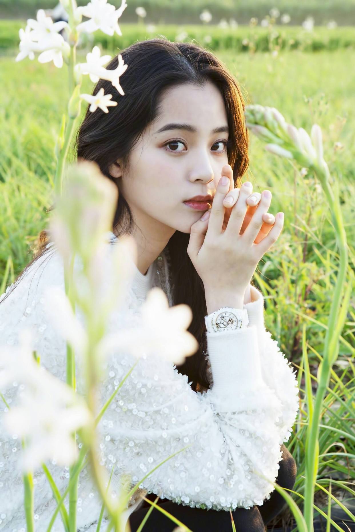 欧阳娜娜应该是一众00后小花旦中话题热度最高的一位艺人了,虽然她的