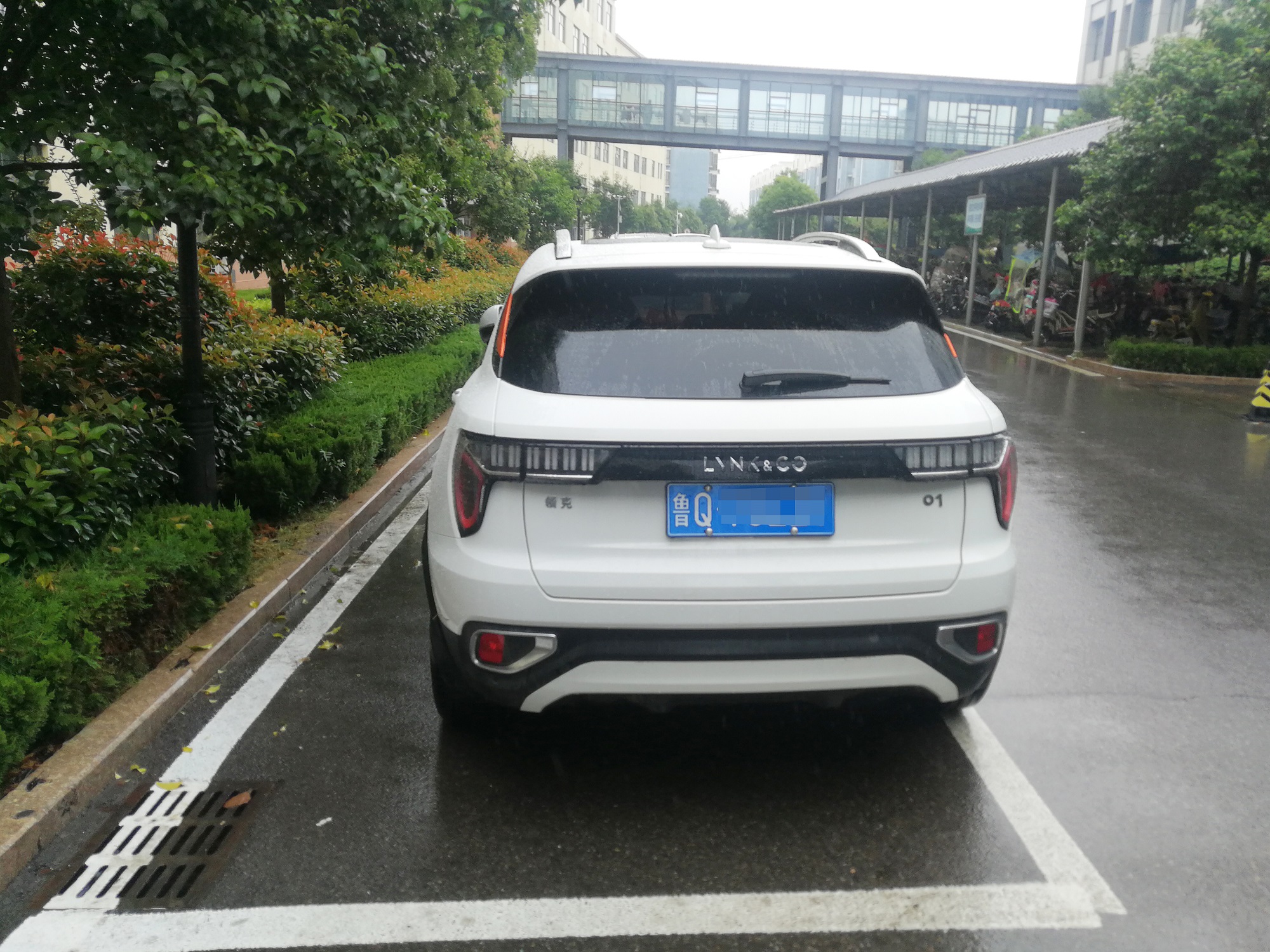 偶遇一款白色领克01,实车很漂亮,但好像有点不对劲