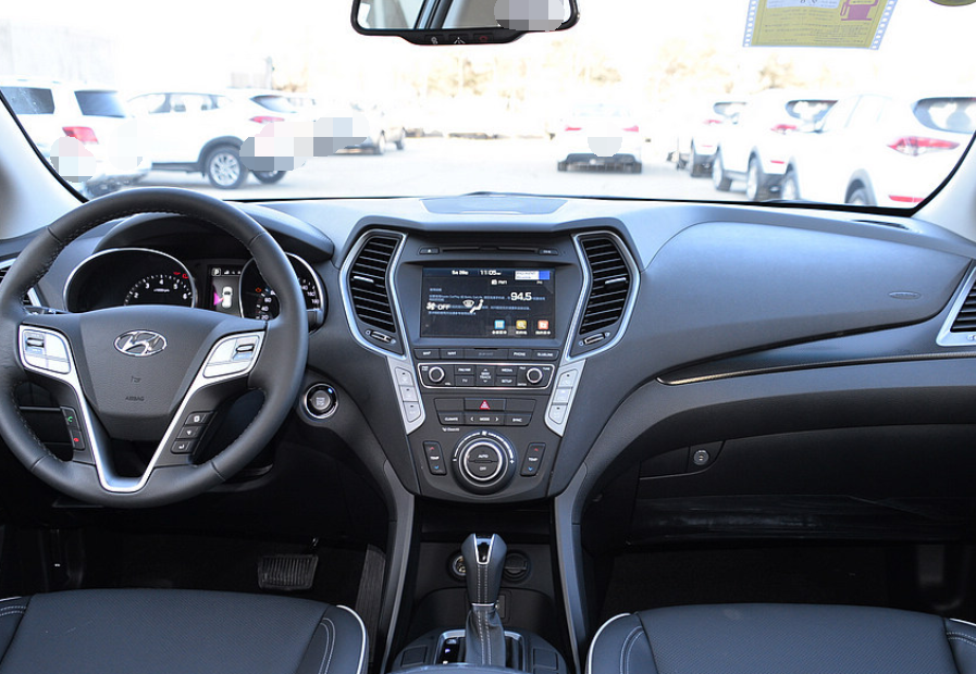 充满时尚元素的全新胜达,内饰布局新颖潮流,回头率非常高