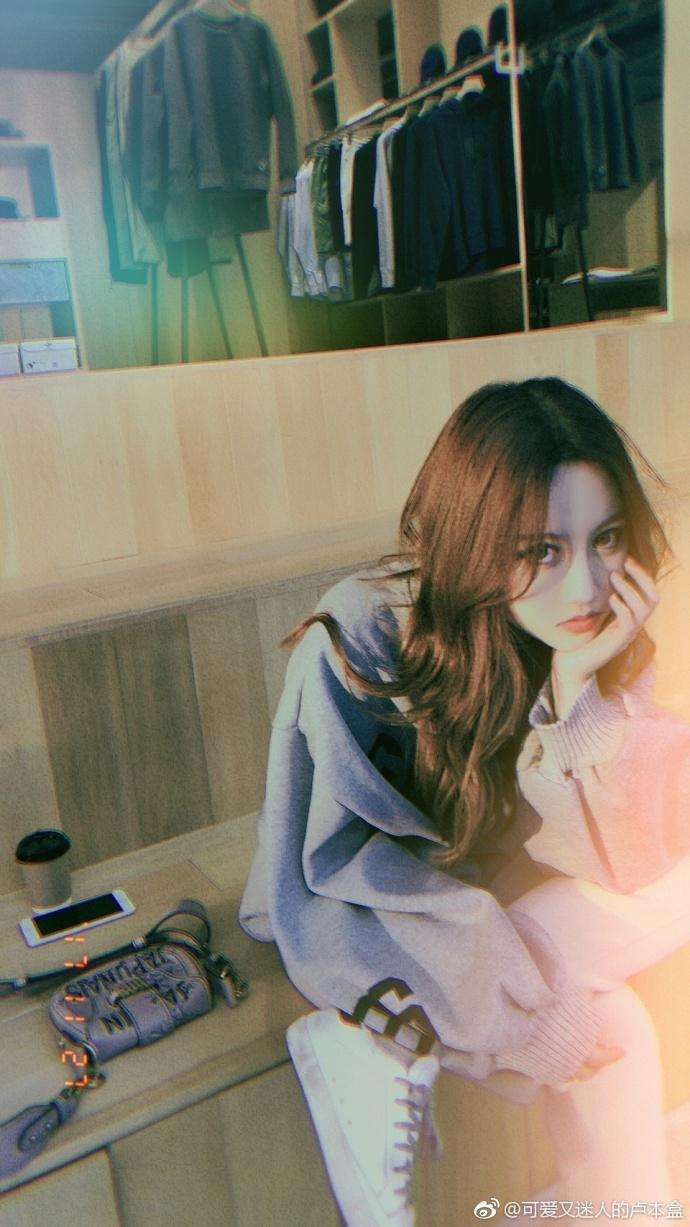 卢本伟女友uu又开始秀操作了,一天8条微博 , 五五开复出在即?