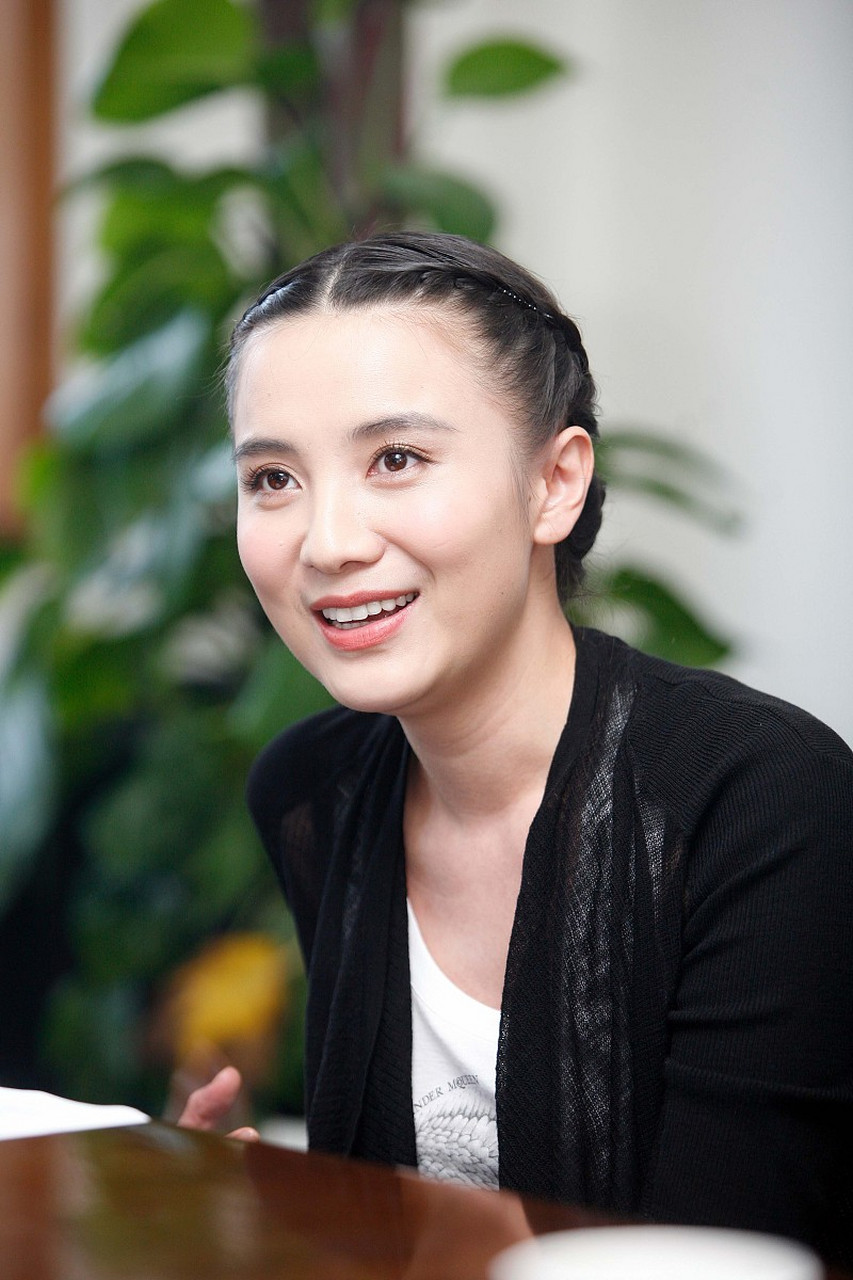 网友:宋佳越来越红,也越来越美了,但始终还是微笑甜美,淳朴自然.