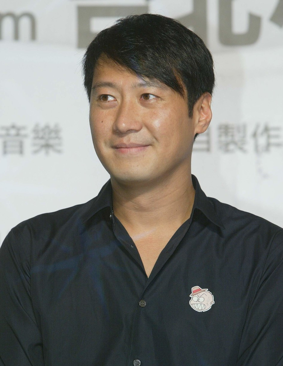 张学友那时虽然大家觉得丑,特别是鼻子,但,他唱歌的台风,可是一点的不