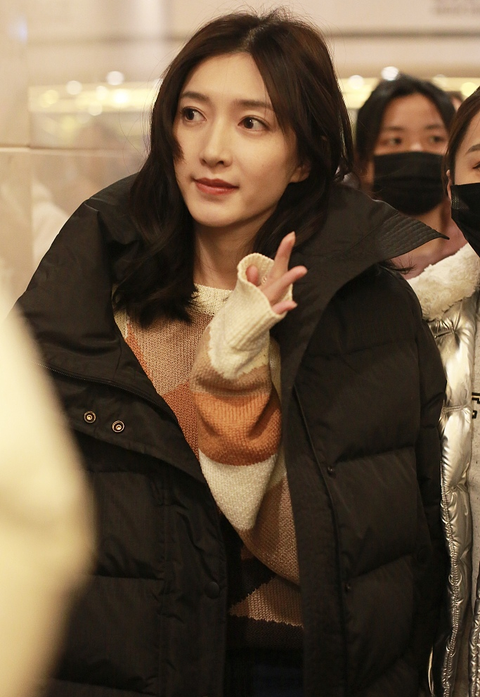 江疏影春晚联排妆容精致 露小手温柔打招呼显娇羞