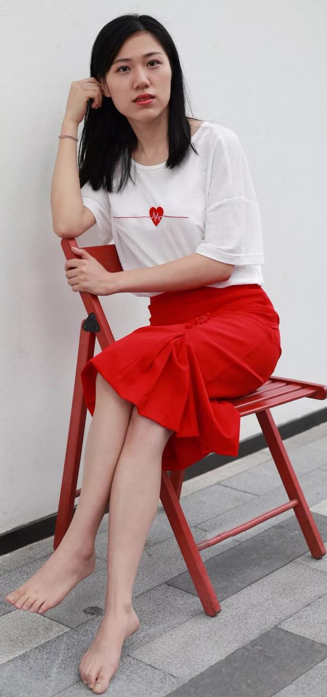 光脚的素颜美女,是什么原因让你如此着急?