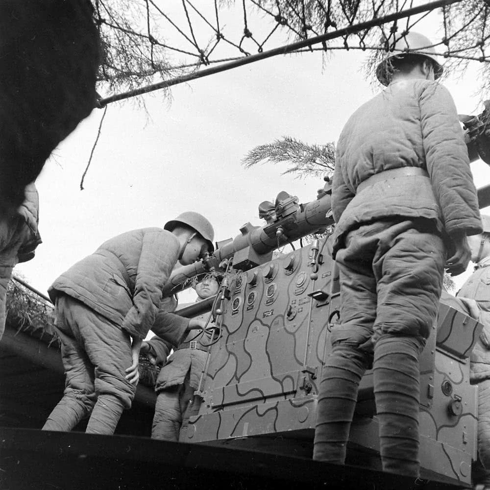 保卫重庆天空:1941年中国士兵操作瑞典高射炮严阵以待