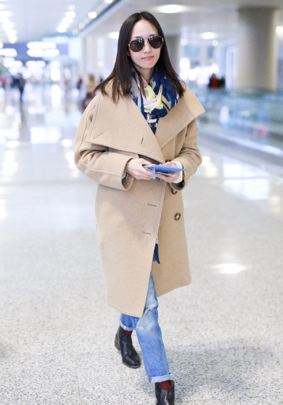 张钧甯又把大衣 丝巾穿火了,脚踩短靴气质脱俗,女神范十足