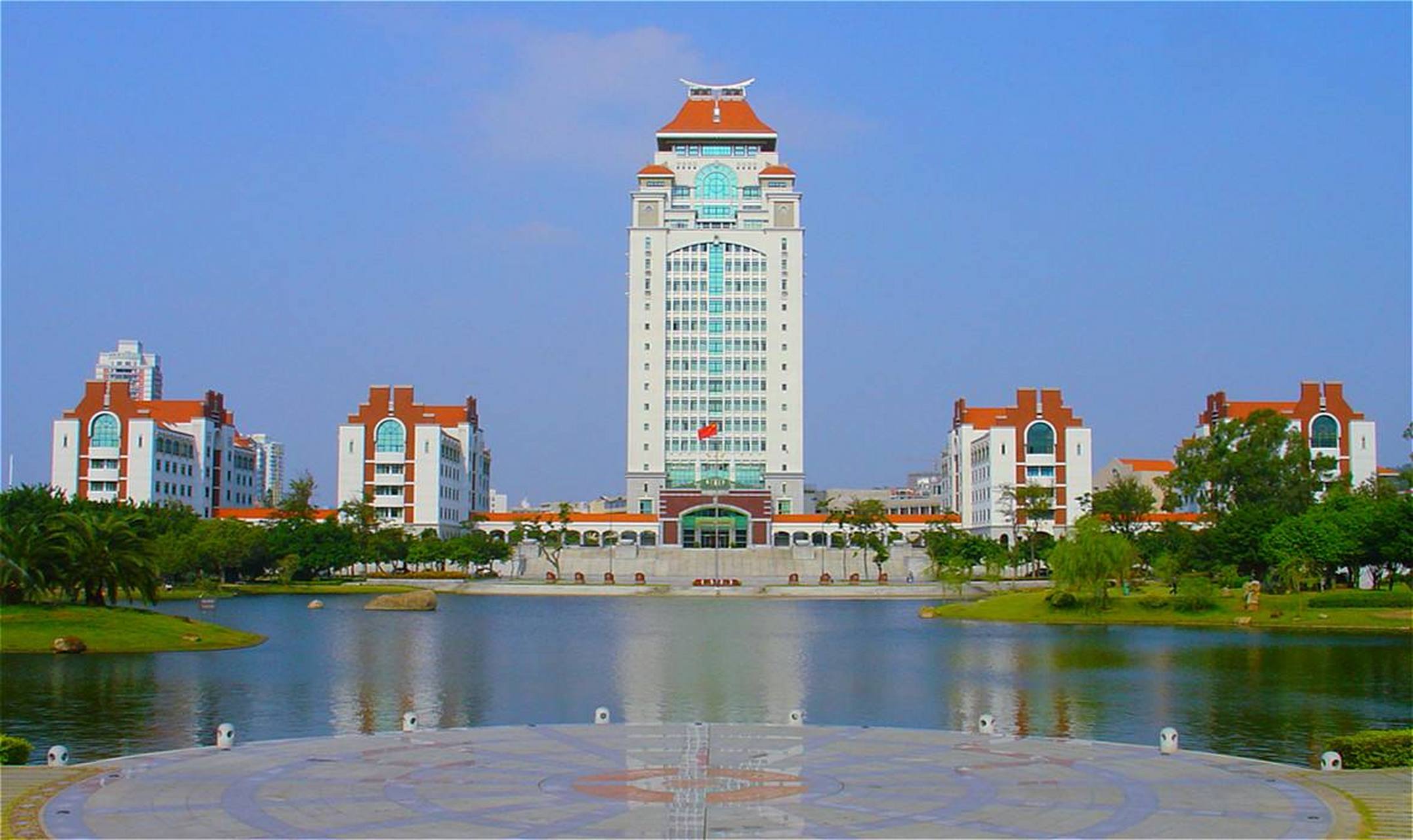 最美校园#02厦门大学:厦门大学,简称厦大,由著名爱国华侨领袖陈