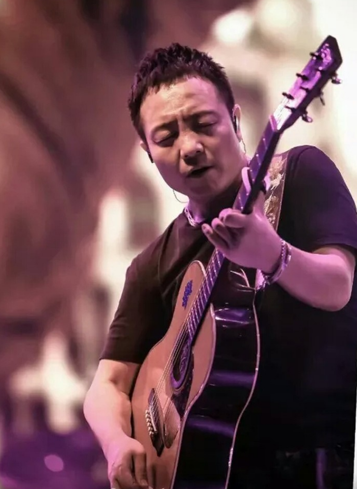 他是国内有名的摇滚歌手,可是却淡泊名利十分低调,特别的佛系
