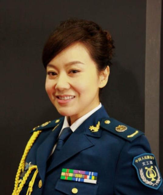 娱乐圈当过兵的六位女星,刘涛在部队喂3年猪,她的军衔高的吓人