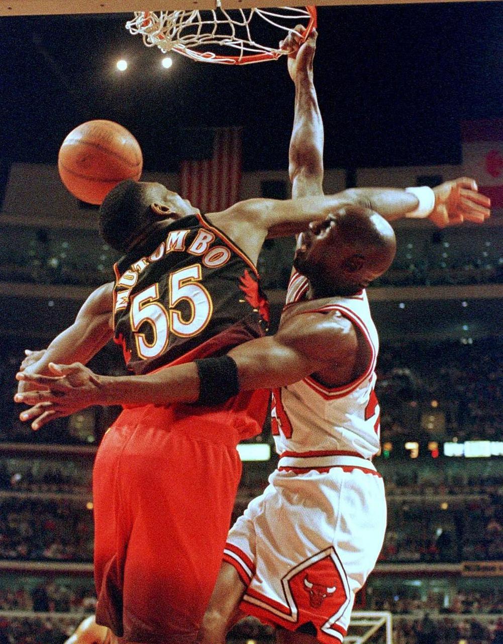 乔丹隔扣穆大叔,随即送上摇手指.