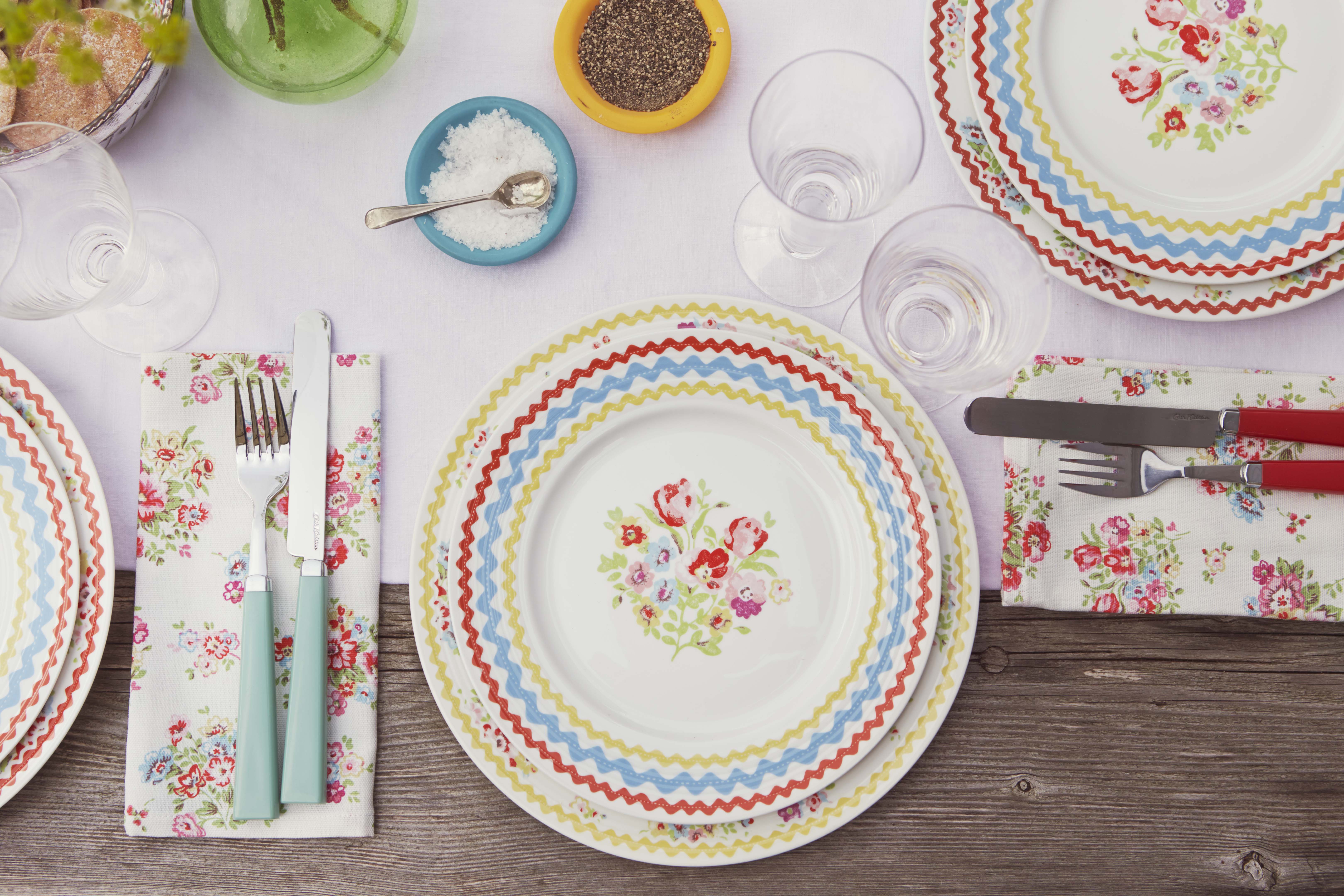 这些漂亮的图案就仿佛每一朵花儿都在盘子中生长,是自然中的最逼真的