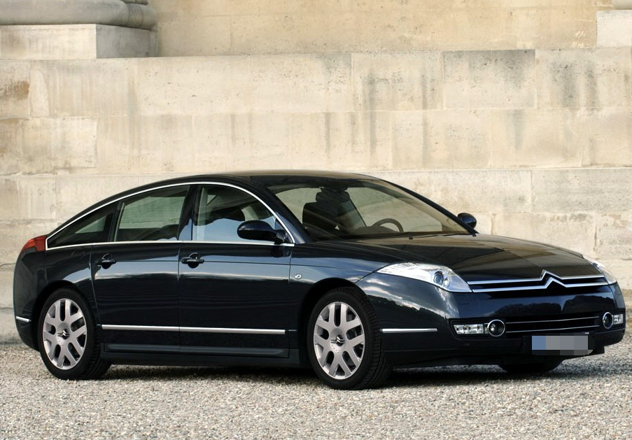 雪铁龙c6(进口)这款车在内饰上做到了几乎无可挑剔,车子在内饰方面