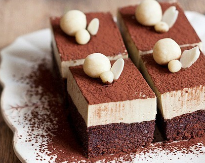 一组巧克力慕斯蛋糕的照片,你喜欢吗?
