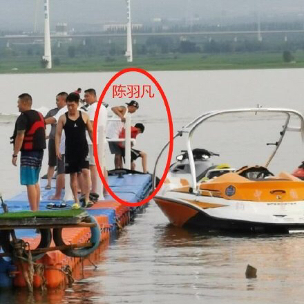 陈羽凡带儿子元宝游玩,身边伴白衣神秘女子,白百合缺席陪伴孩子