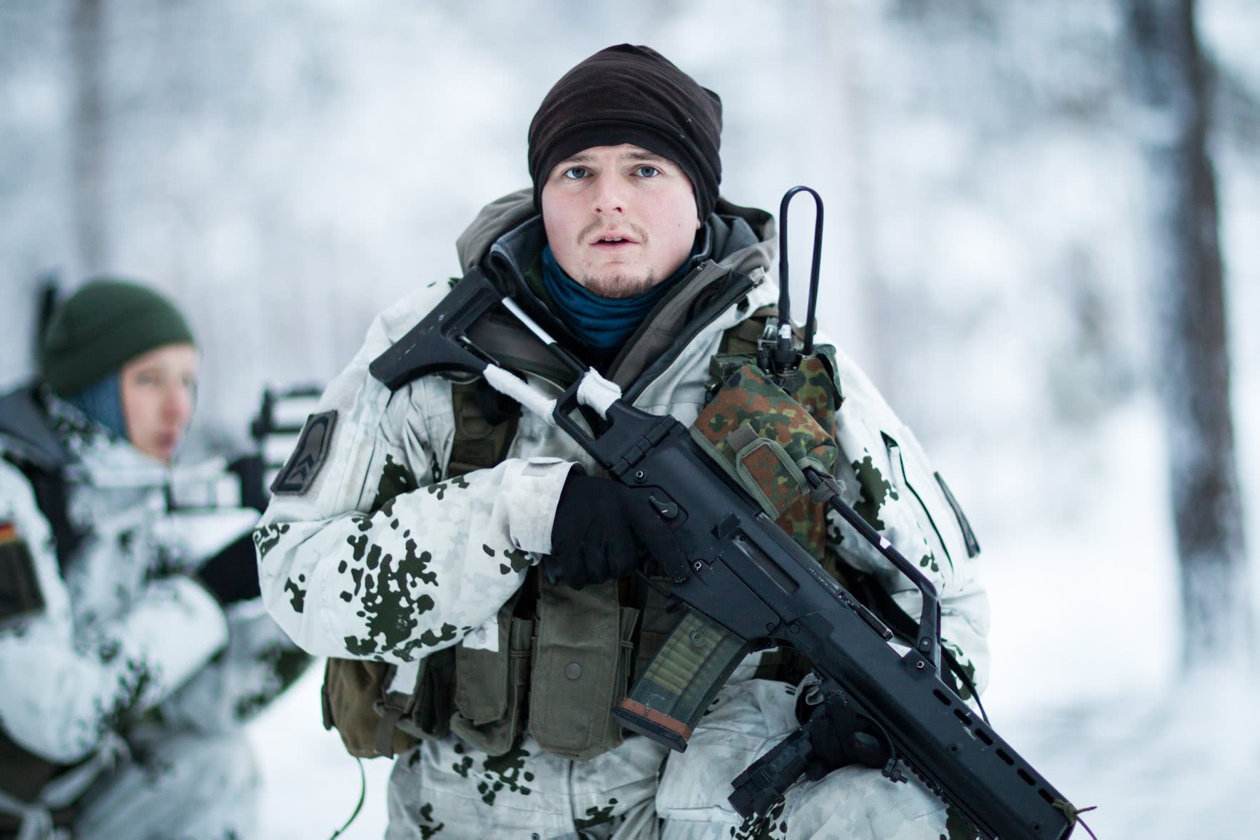 看着都感觉到冷,德国山地步兵展开寒区作战训练,水中浸泡必须有