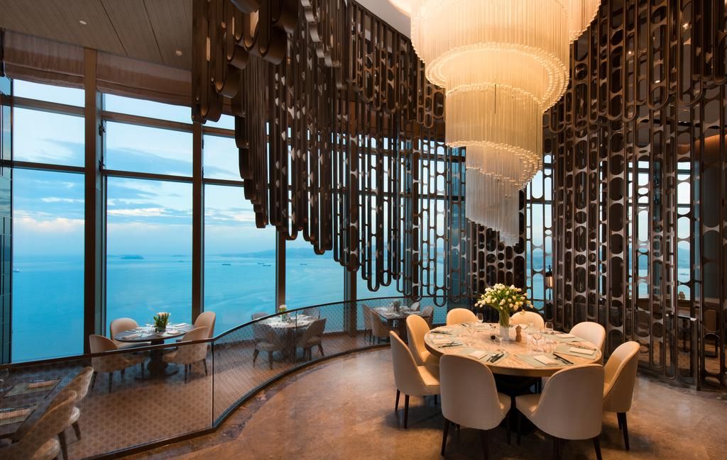 厦门康莱德酒店位于厦门最高建筑世茂海峡大厦的 37 层至 54 层,双帆