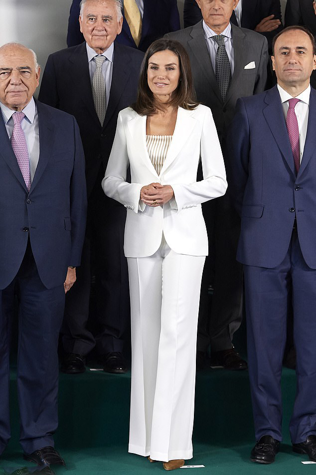 西班牙王后穿白西装魅力十足,配阔腿裤腿长又显气质,干净养眼!