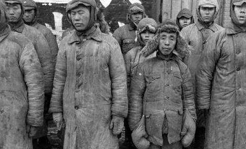 国民党抓到红军小兵,自称通讯兵,被送监狱后战俘全体立正