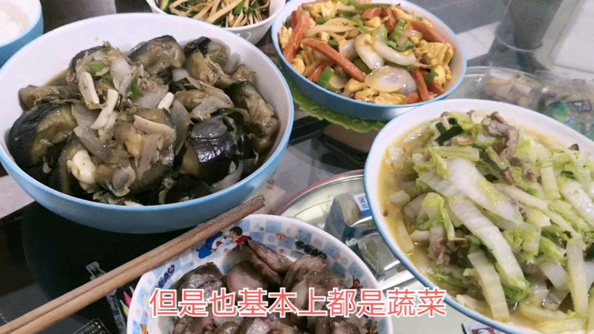 非常时期,荤菜少吃,做三个家常炒菜,一家人一起吃,幸福