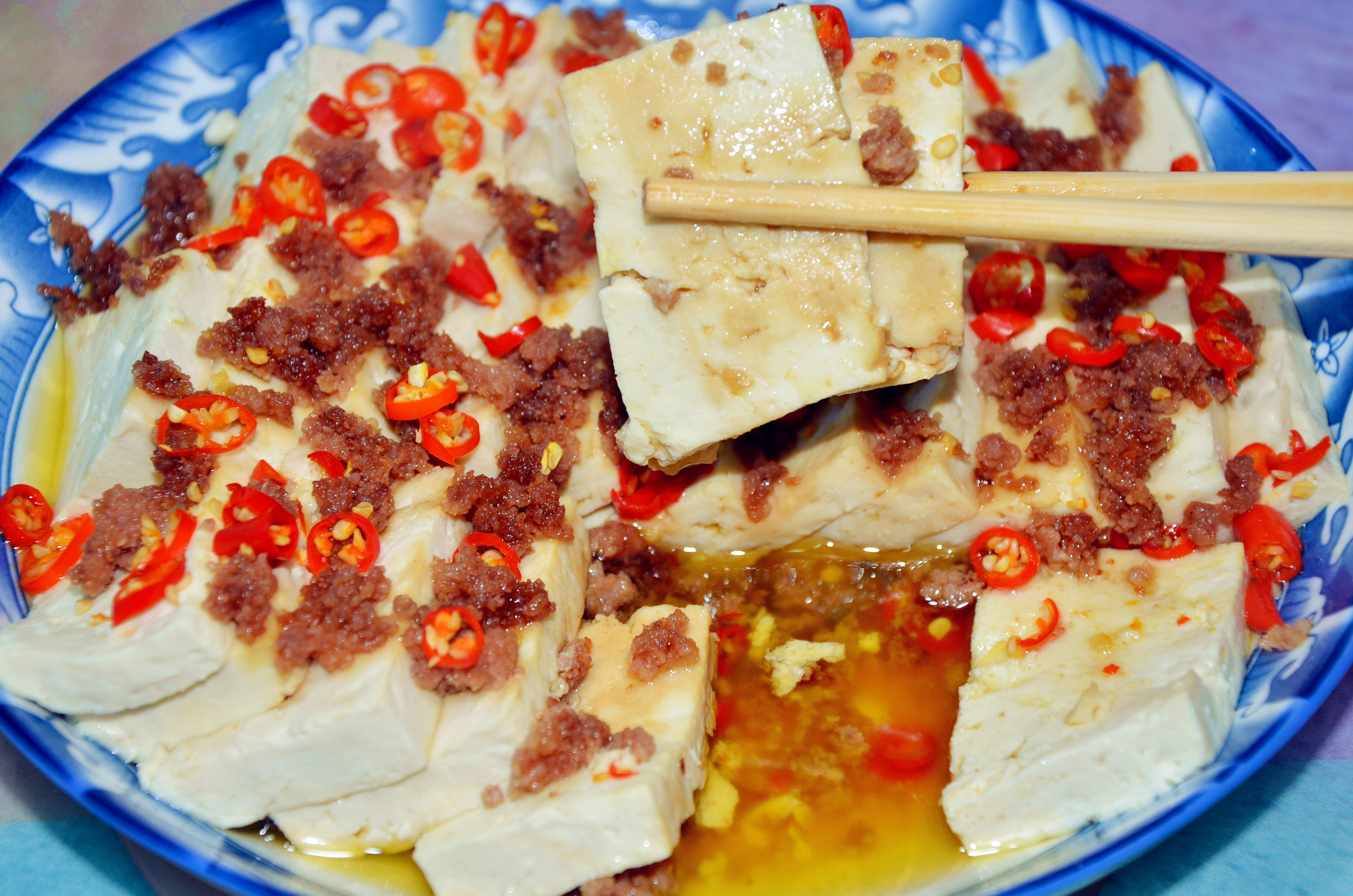 老豆腐配肉末这吃法,荤上加荤,豆腐老好吃了,豆腐"蒸"好吃