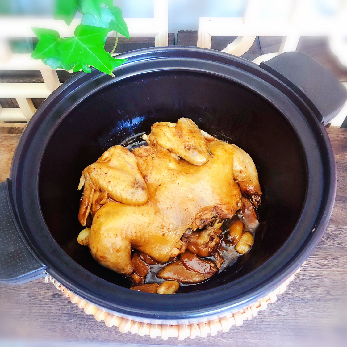 不加一滴水的砂锅鸡,肉质鲜嫩,连平时遭人嫌弃的鸡胸肉也抢光了