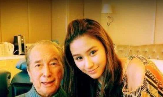 房祖名又到何超莲牛肉店吃面,两人甜蜜合照,网友:男才女貌!