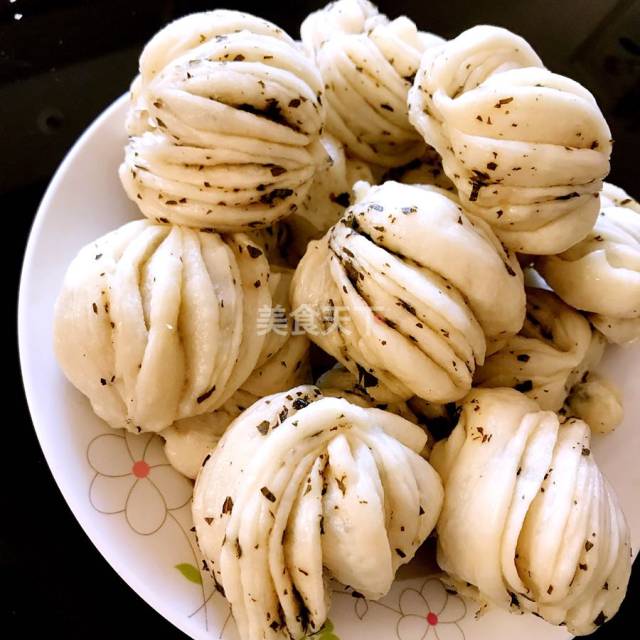 自制椒叶花卷,暄软诱人,口感咸香,颜值超级高