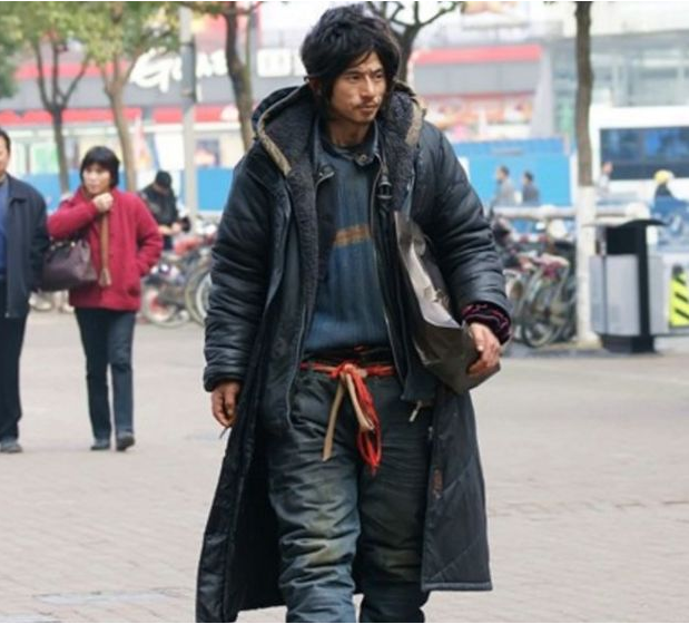 再见"犀利哥,流浪汉站姿气势君临天下,网友:犀利哥重出江湖