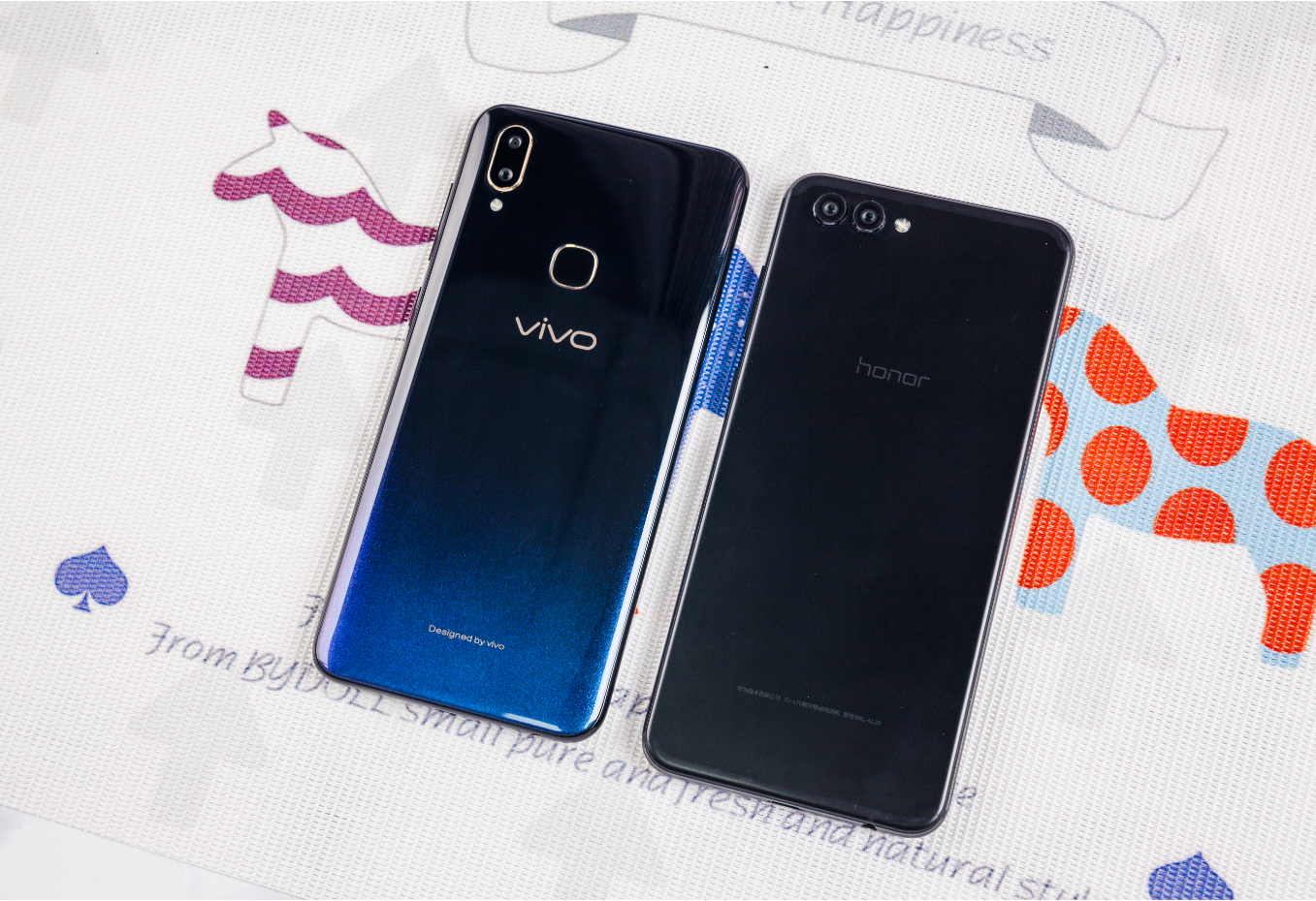 千元机中的"颜值代表",是荣耀v10还是vivo z3