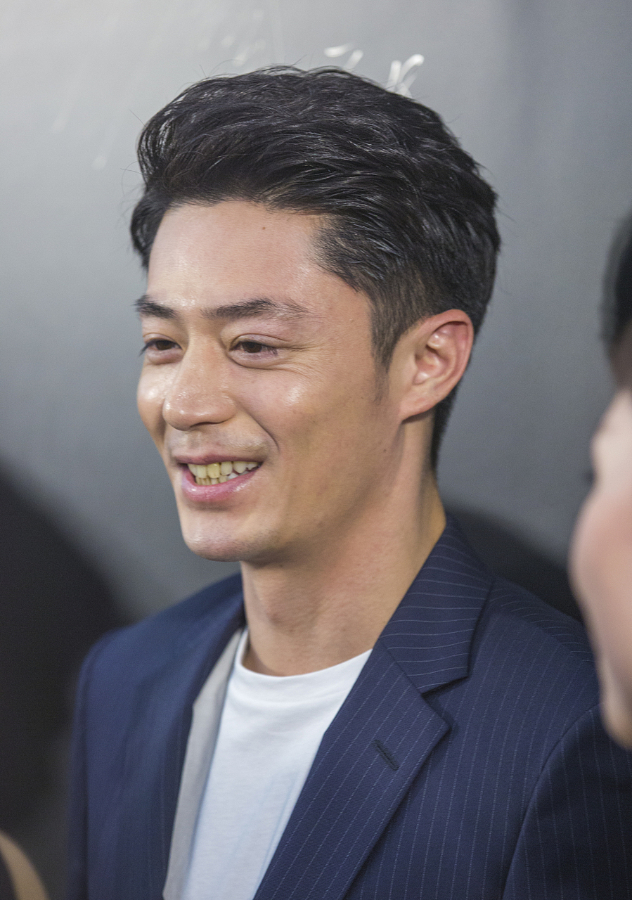 不是因为跟老婆林心如晒恩爱,而是有网友爆料,在北京胡同偶遇霍建华