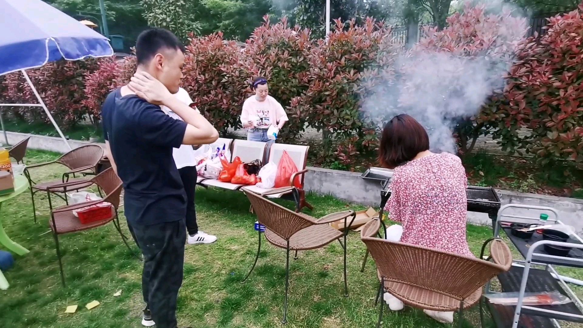 五一和家人农庄烧烤,自制叫花鸡烤2小时,好香啊